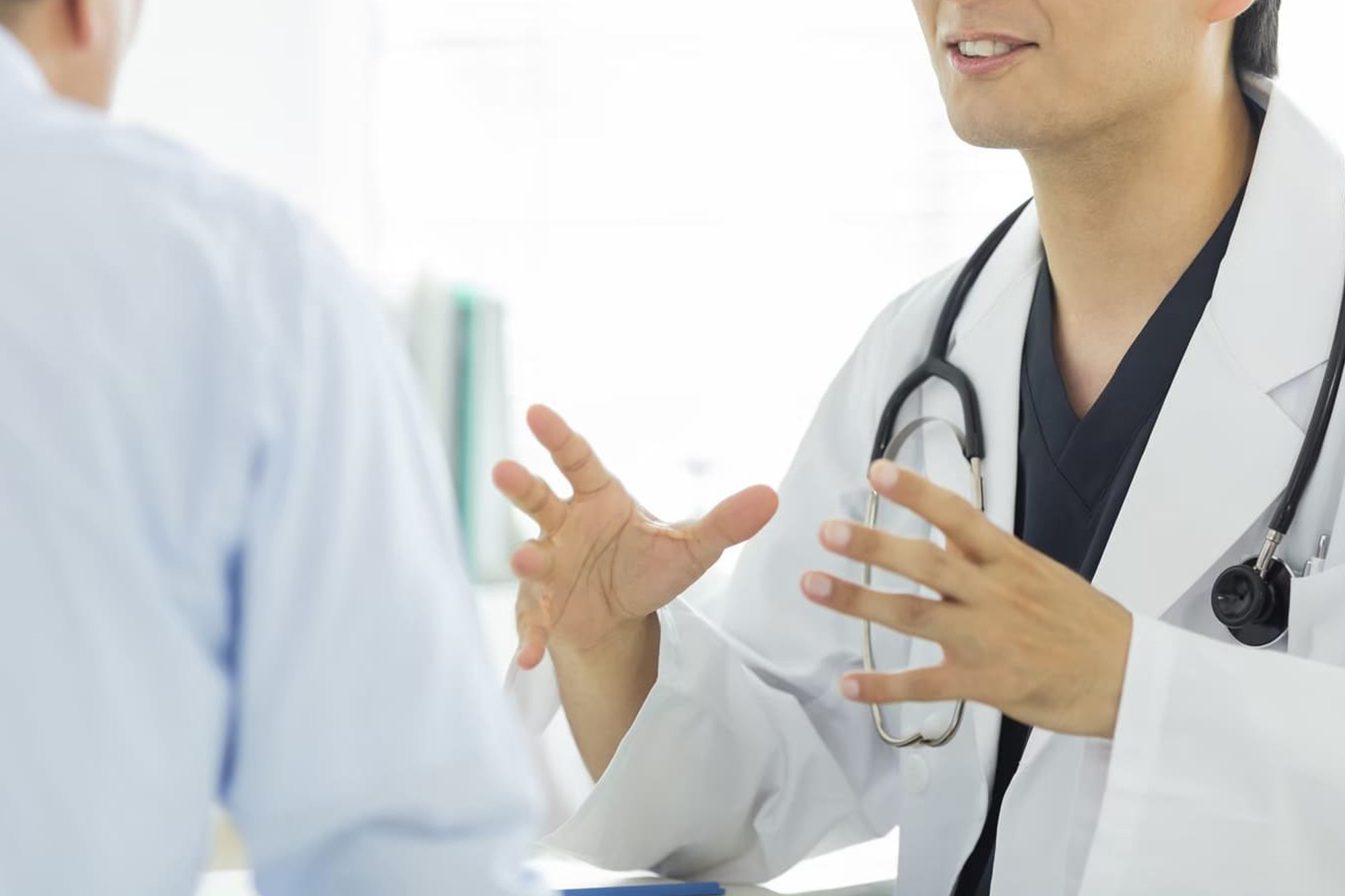 解説する男性医師