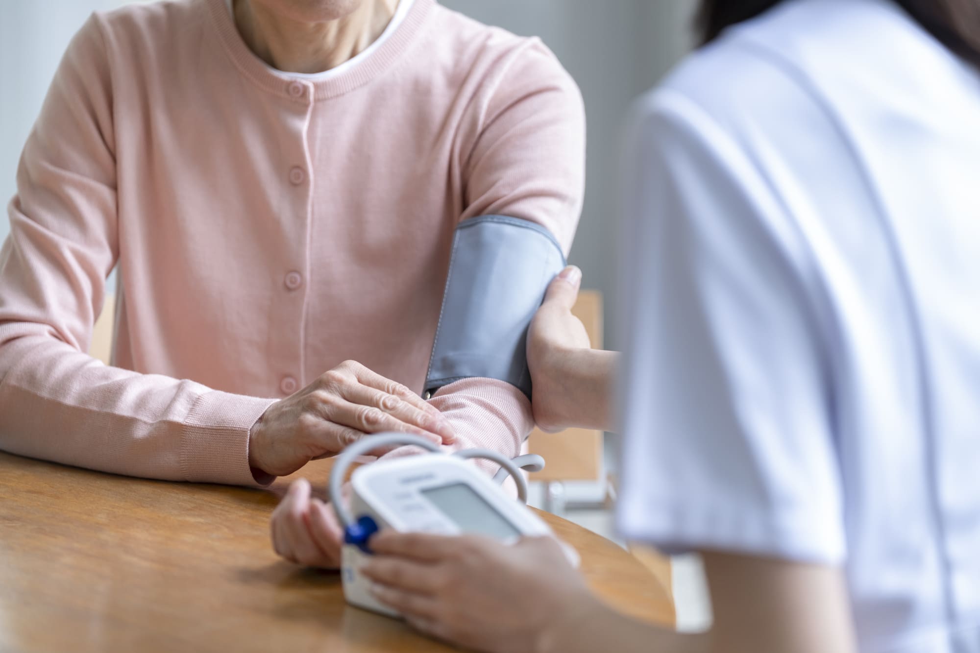 血圧を測る女性