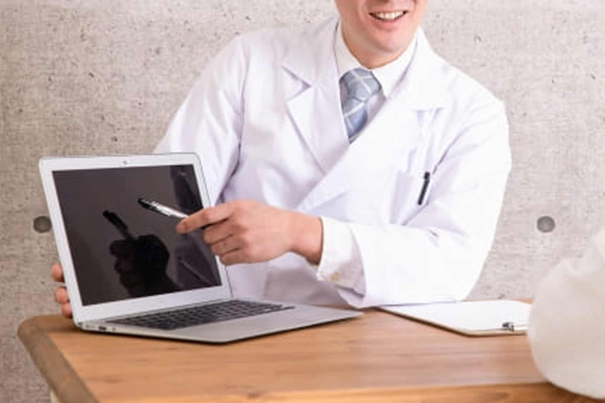 PCを用いて説明をしている男性