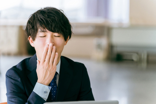 寝ているカップル