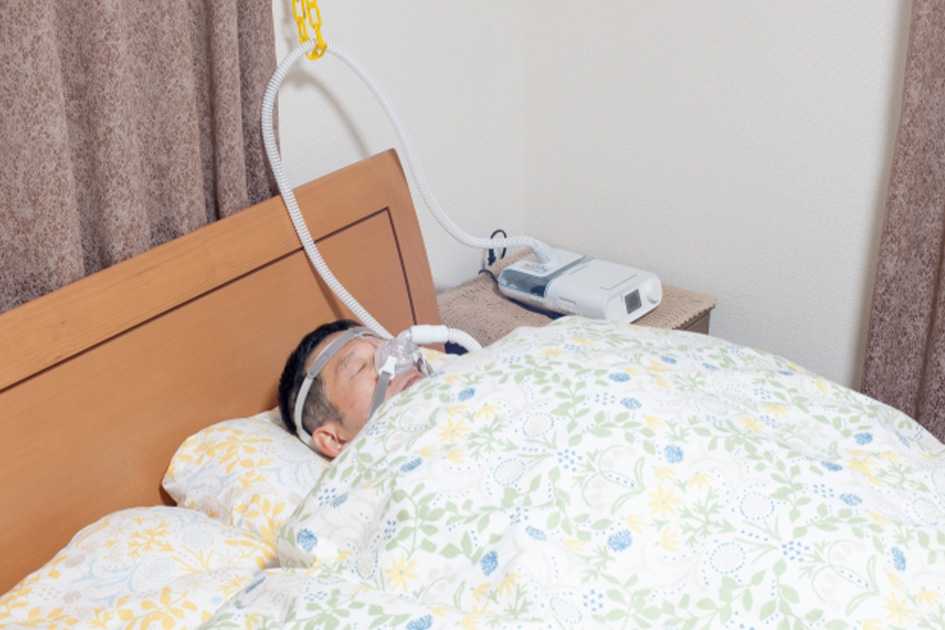 CPAPを着用した男性とその嫁